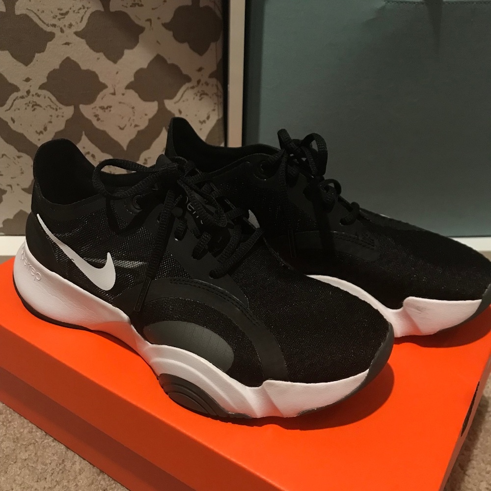 Nike Woman’s super rep go sneakers